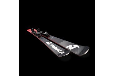 Paar Nordica ski's op een zwarte achtergrond