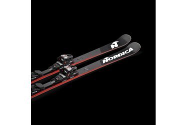 Een paar Nordica ski's op een zwarte achtergrond.