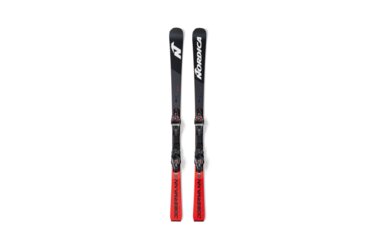 Een paar Nordica Dobermann ski's met bindingen.