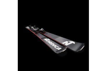 Paar Nordica Ski mit Bindungen auf schwarzem Hintergrund