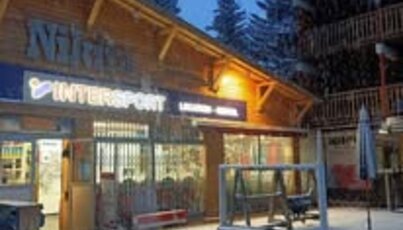Intersport winkel in een besneeuwd ski-oord.