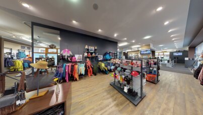 Interieur van een kledingwinkel